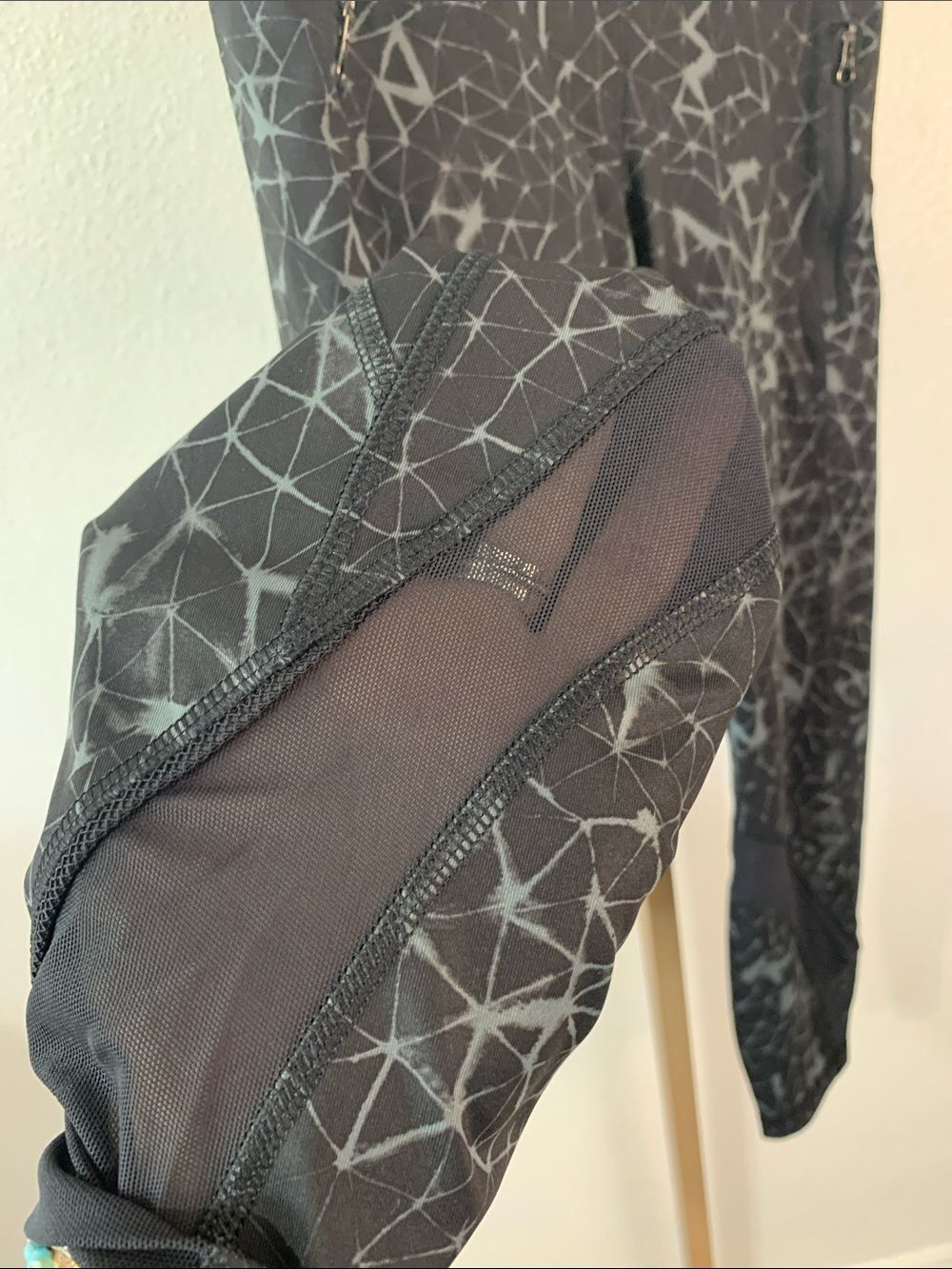 Lululemon Black Geometric Print Athletic Leggings- 7/8 length-Size 6 - Picture 4 of 9
